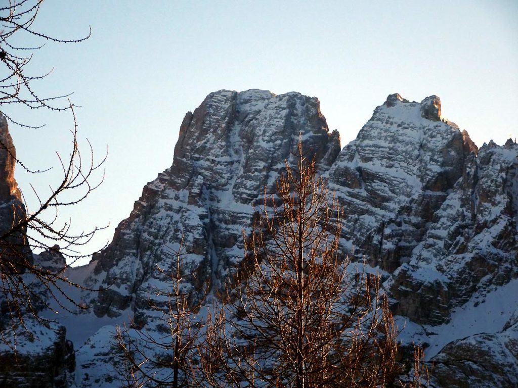 Forcella del Cristallo, Cristallo, Cima di Mezzo; sul margine destro si intravvede la croce a ridosso del rifugio Lorenzi