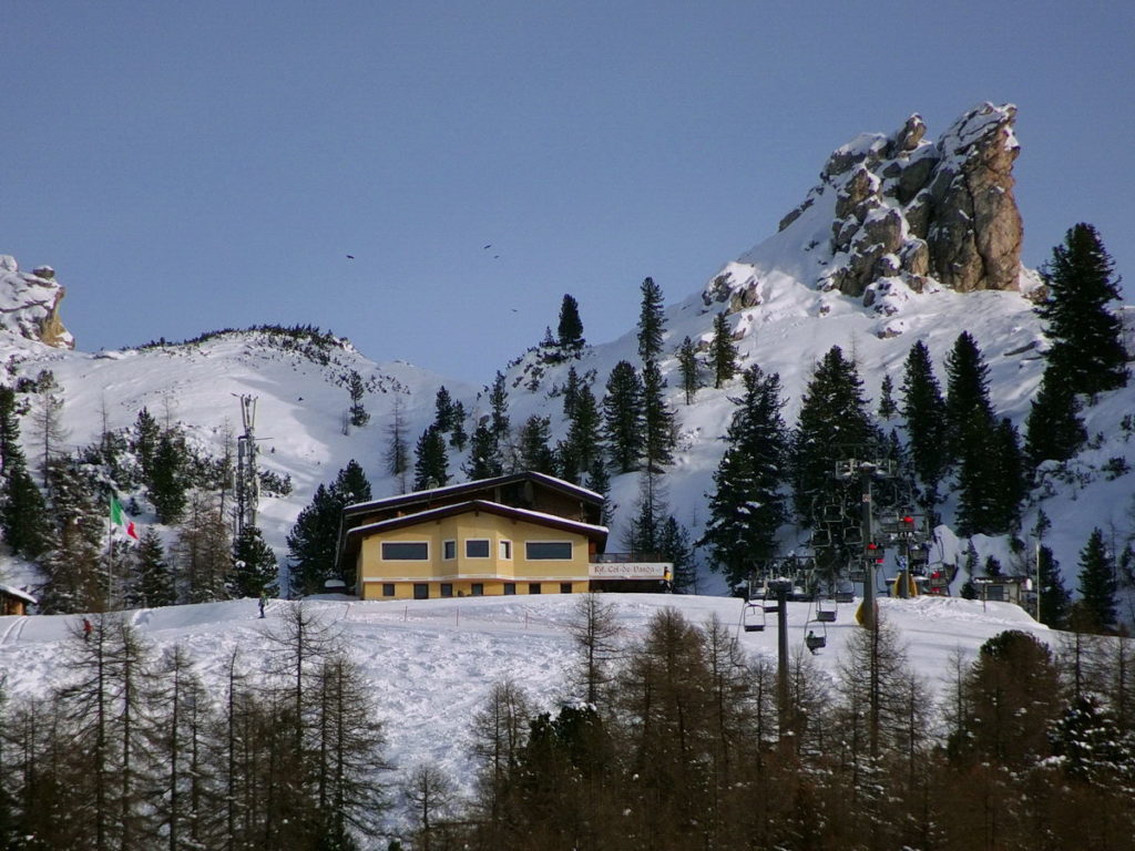 Il rifugio Col de Varda dai pressi dell