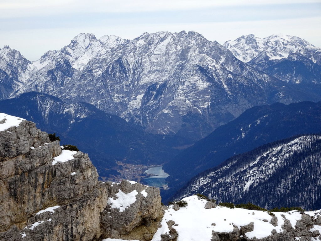 Dalle Cianpedele verso il gruppo dei Brentoni; al centro in basso il paese di Auronzo di Cadore