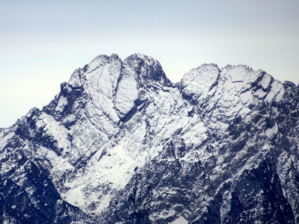 Le cime del Monte Brentoni; Est, di Mezzo e Ovest, seguite dalla Cresta Castellati