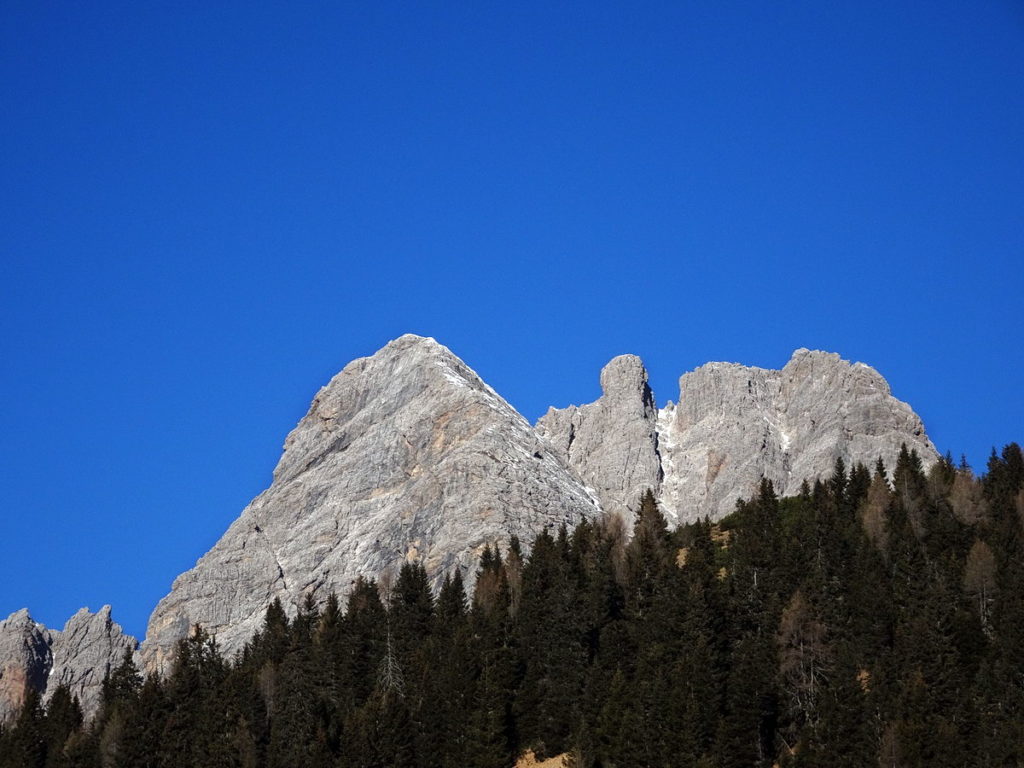 Monte Brentoni versante sud con le tre cime: Cima Est, di Mezzo e Ovest dal sentiero sv. 332 nei pressi di forcella Losco