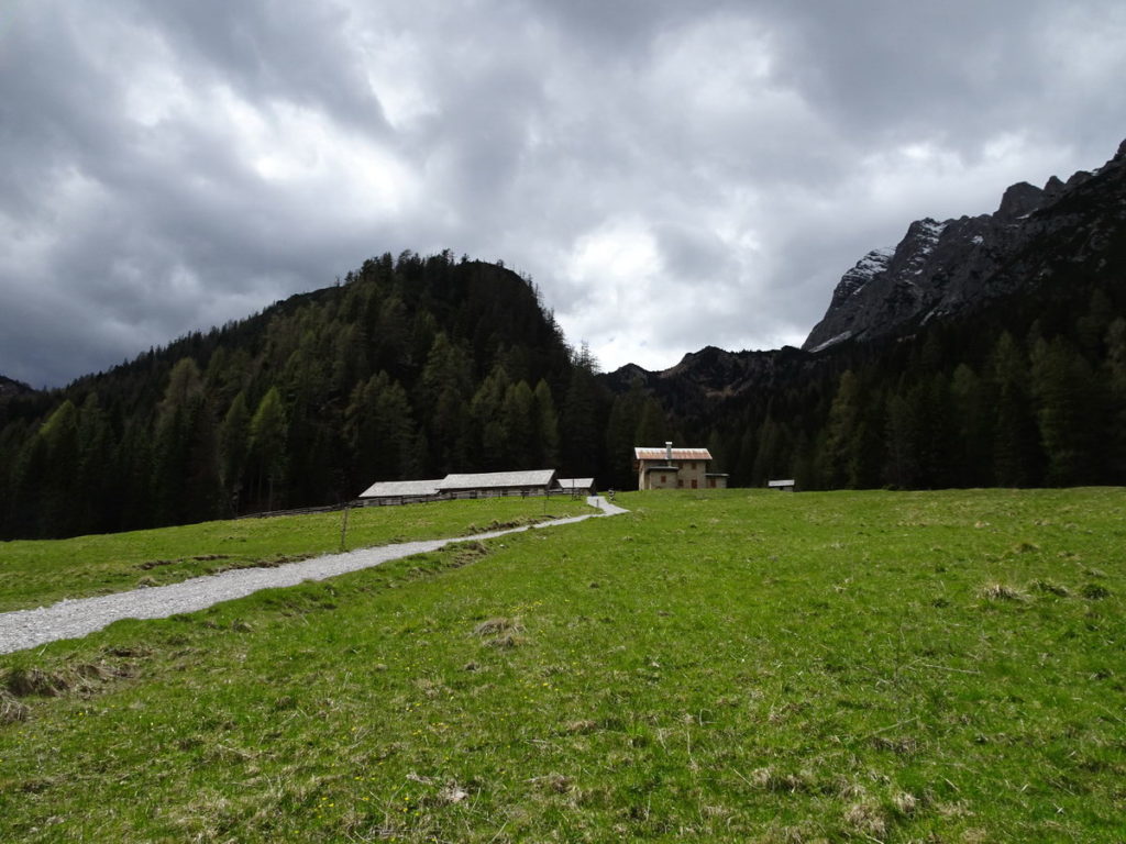 Casera Pian de Sire con il Col de le Vize