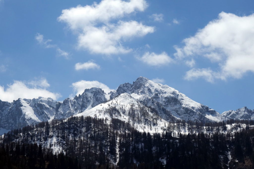 Tudaio di Razzo e Col de la Cros o Col di Sòla; a sinistra della cima la cresta dei Tudai di Razzo; a destra del colle il Pian del Laguscel